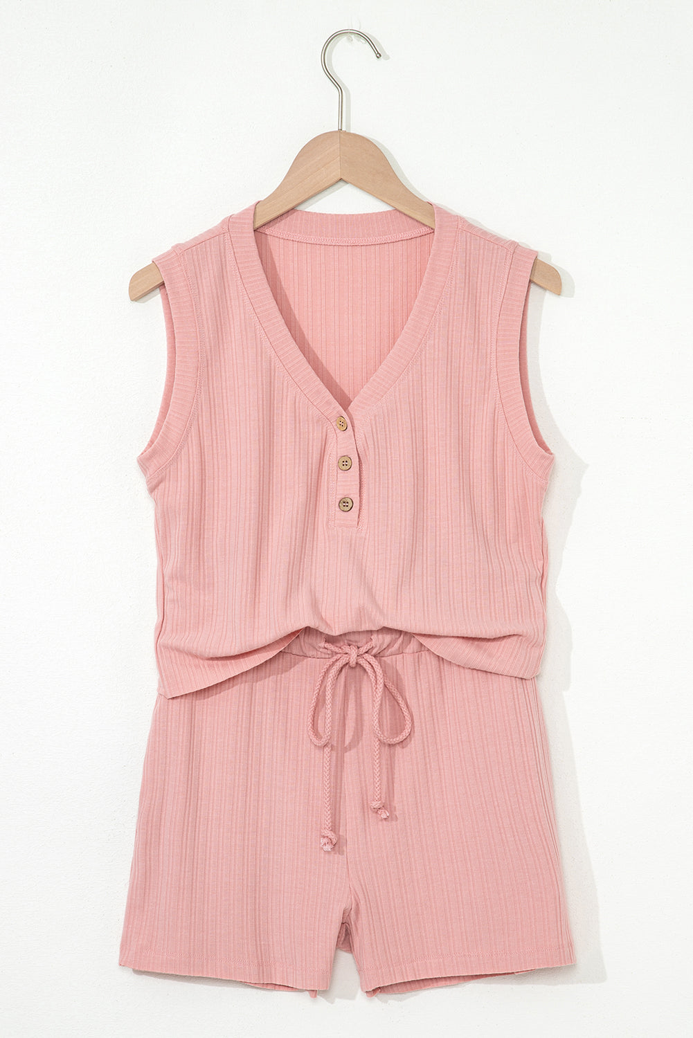 Conjunto de top sin mangas acanalado con botones y cuello en V color rosa gossamer y pantalón corto