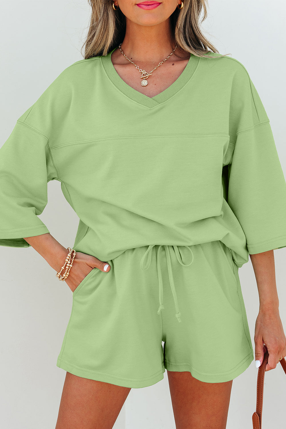 Conjunto de camiseta y shorts verde Meadow Mist de manga corta y cuello de pico suelto