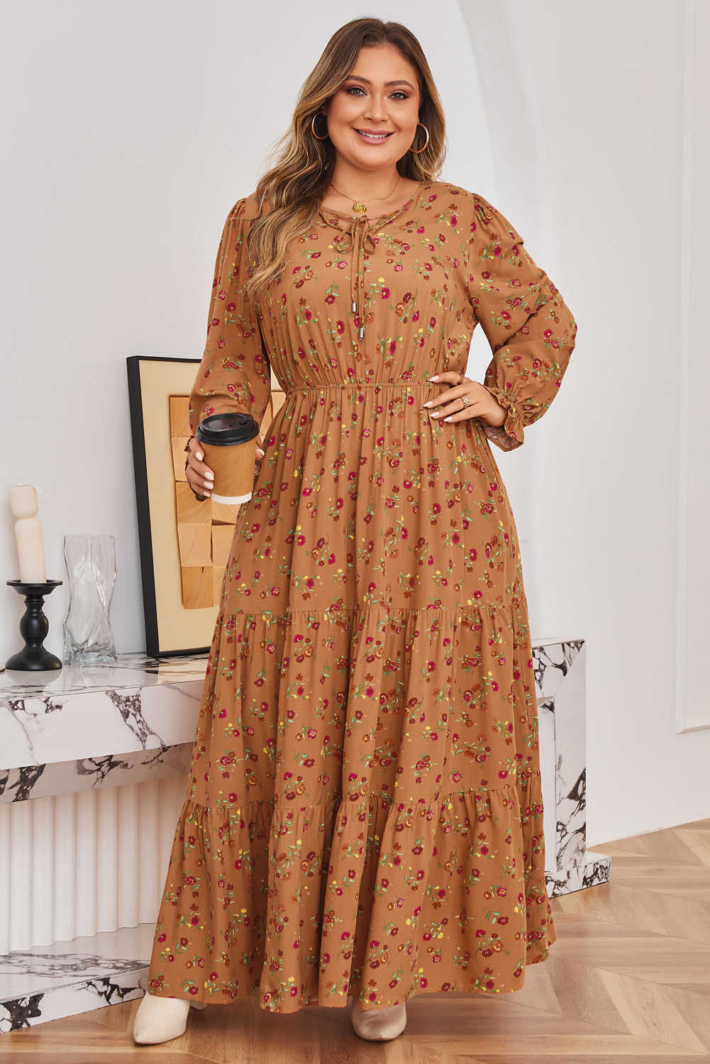 Vestido largo maxi con estampado floral de talla grande en color marrón con cuello de pico, mangas con volantes y diseño a capas