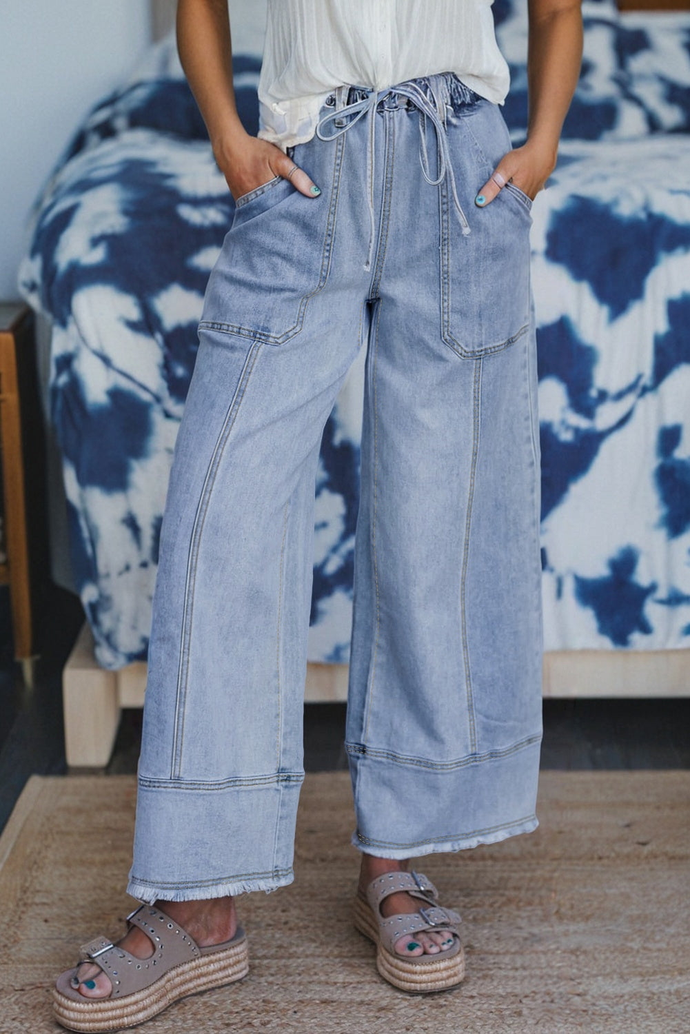 Pantalones vaqueros de pierna ancha con cordón azul de Prusia, detalle de costura y dobladillo sin rematar