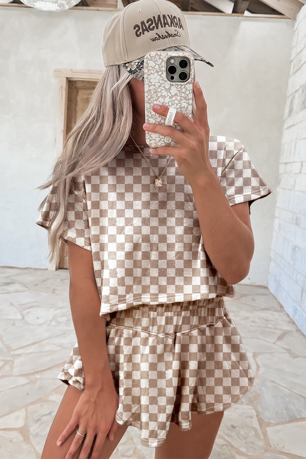 Conjunto de camiseta con estampado de cuadros marrones y minifalda pantalón de cintura alta
