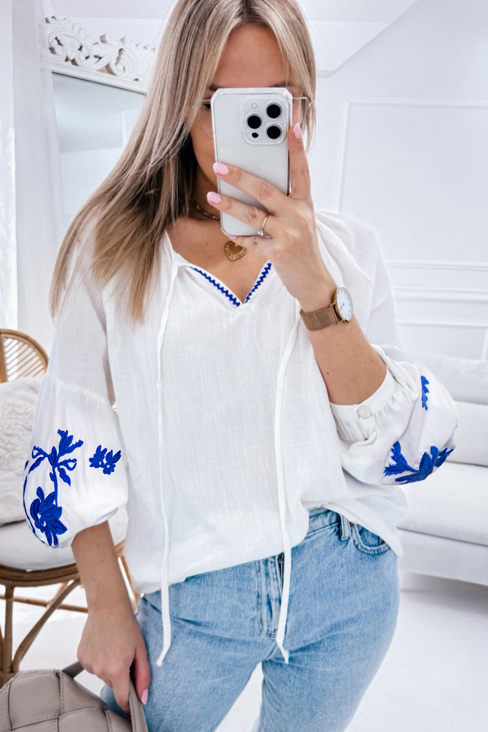 Blusa blanca bordada floral con cuello en V y cordón