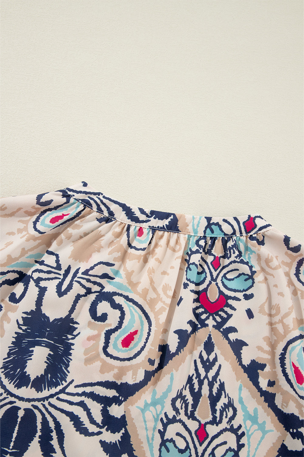 Blusa blanca abstracta estampada con cuello en V con muesca y manga dividida a la mitad