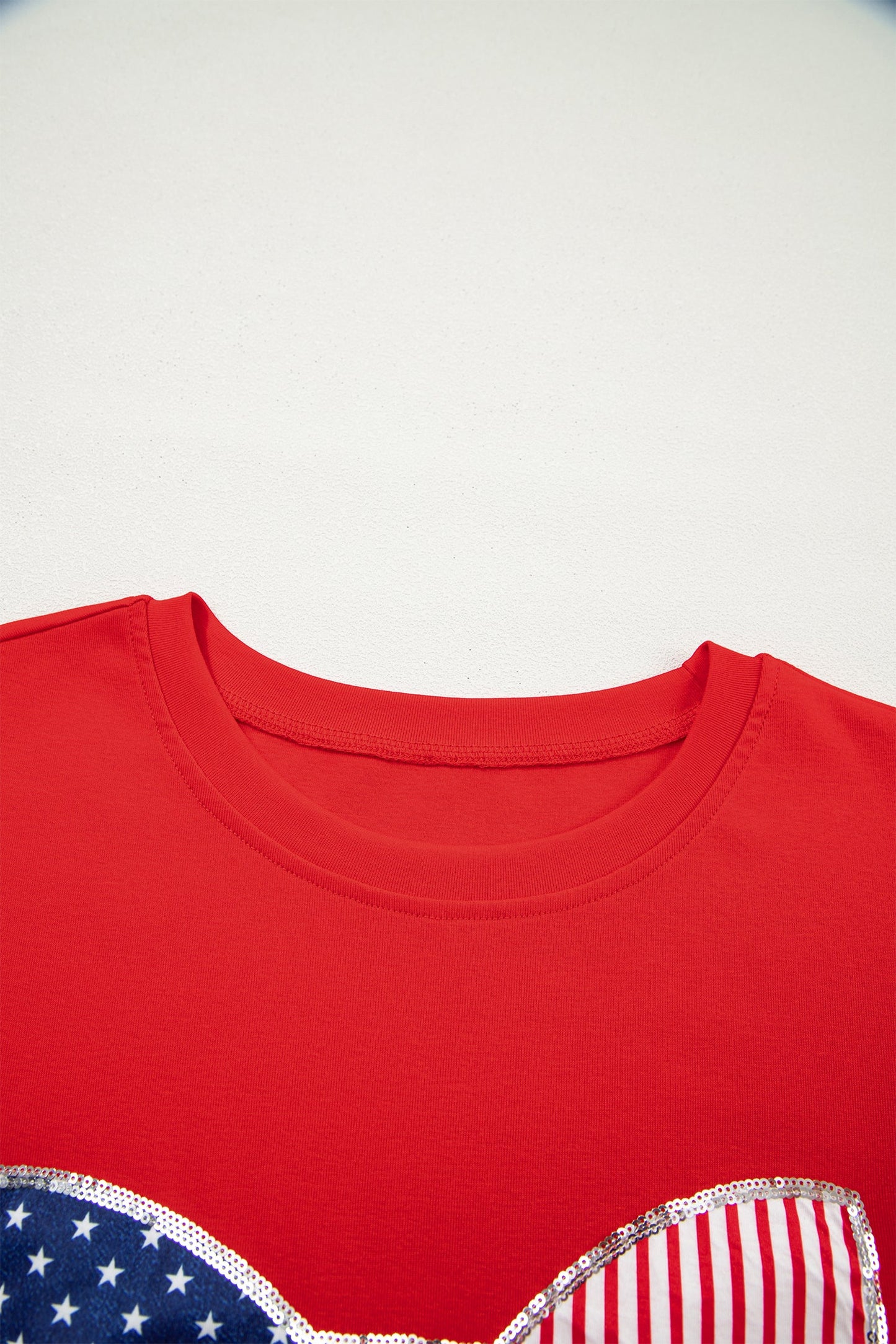 Minivestido con parches de estrellas y rayas, lazo y lentejuelas rojas intensas