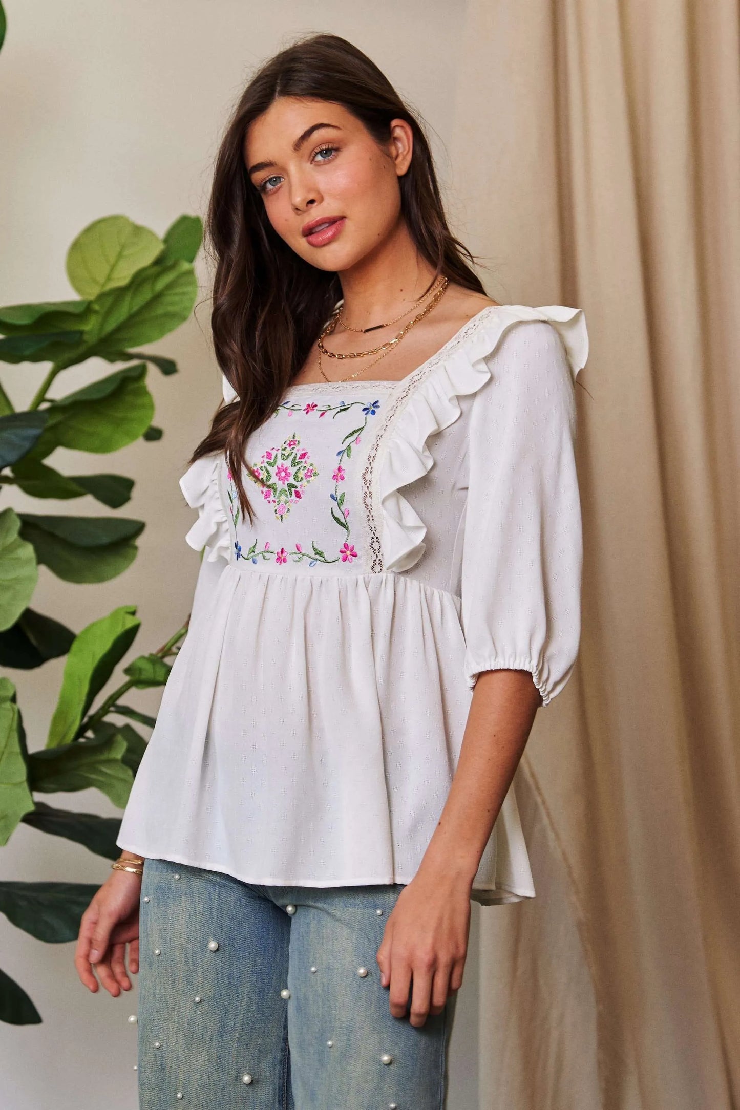 Blusa Davi & Dani con bordado floral, textura y lazo en la espalda con volantes