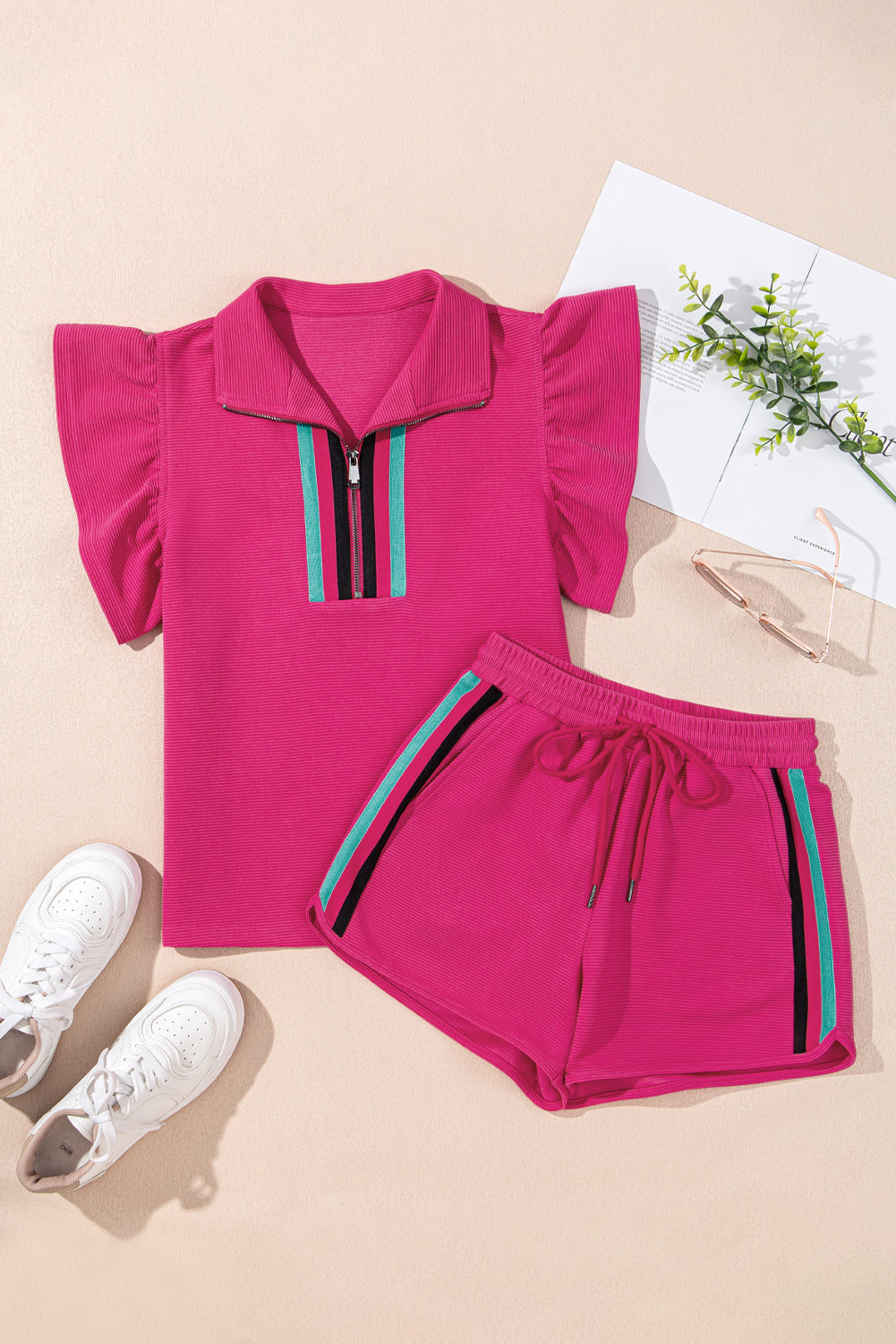 Conjunto de pantalón corto con cremallera, detalle de rayas y mangas con volantes, color rosa fresa