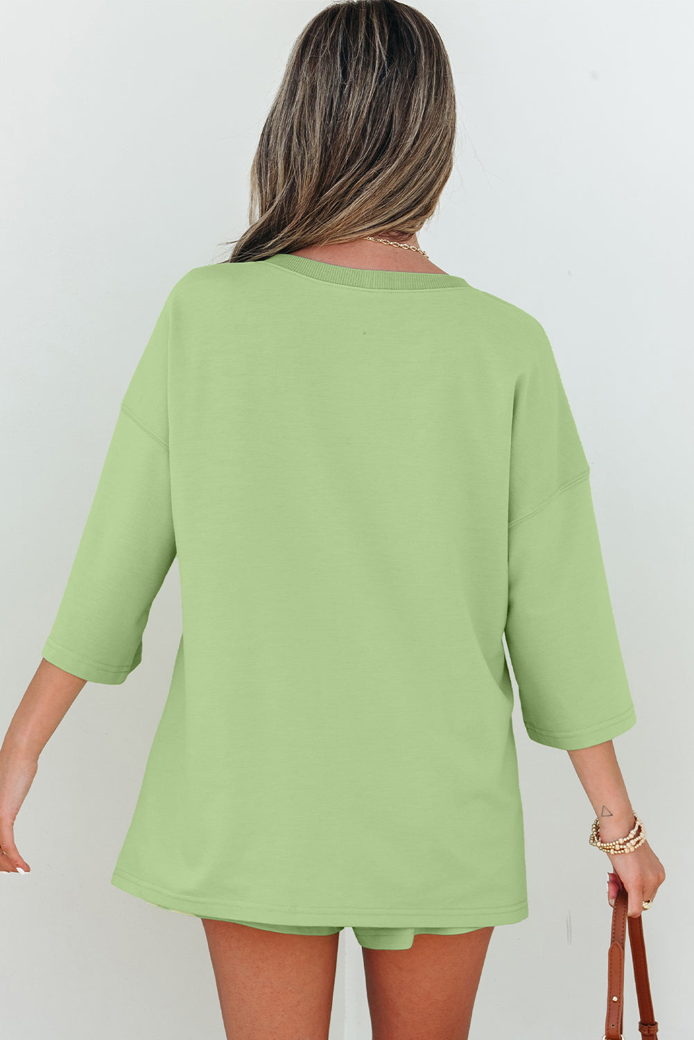 Conjunto de camiseta y shorts verde Meadow Mist de manga corta y cuello de pico suelto