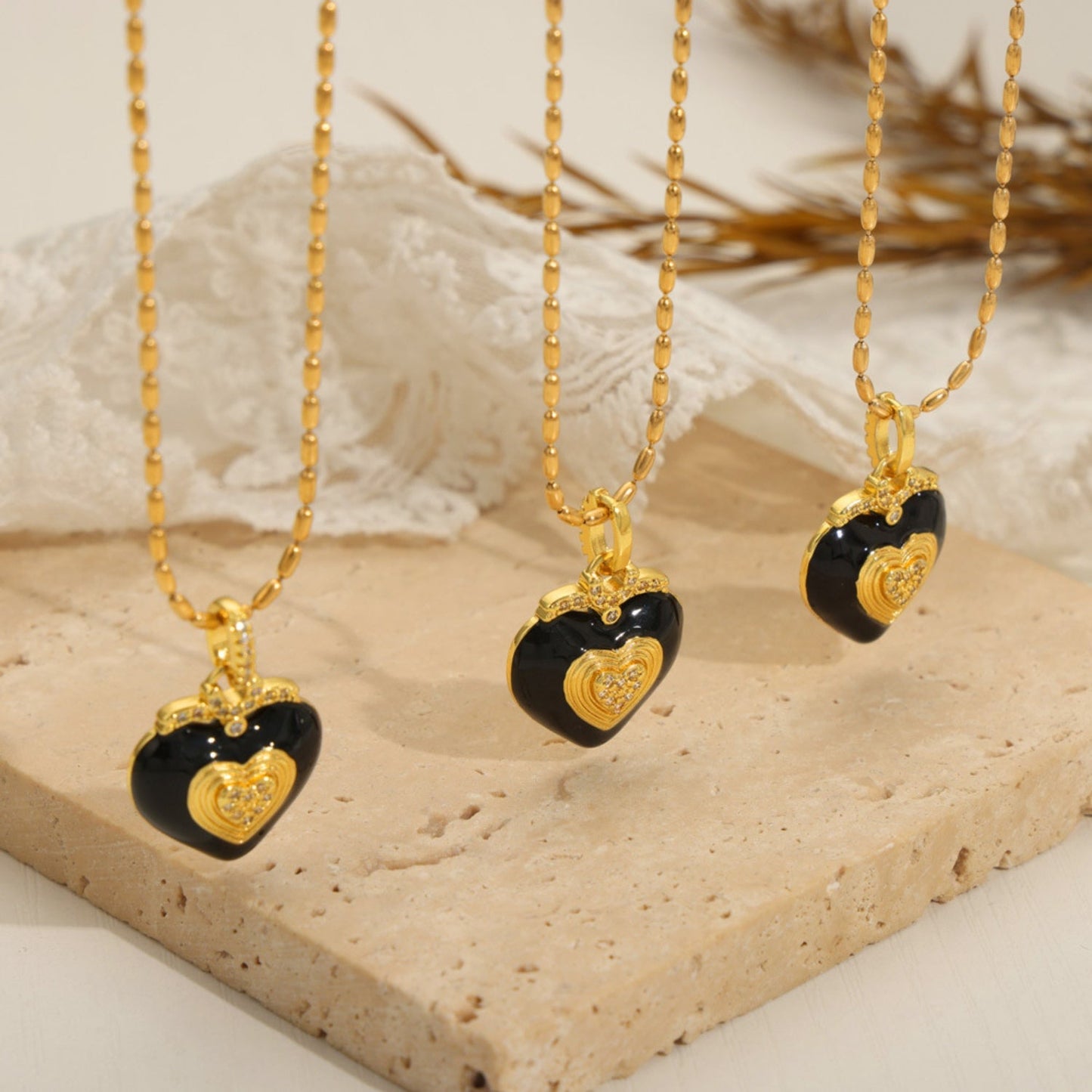 Collar con corazón de acero de titanio