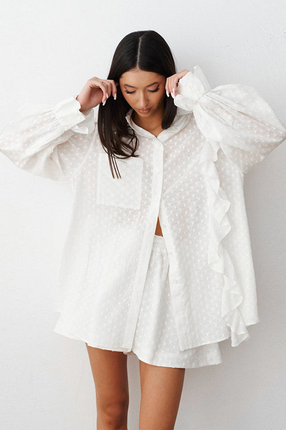 Conjunto de Top con Cuello, Volantes y Apliques de Puntos y Shorts