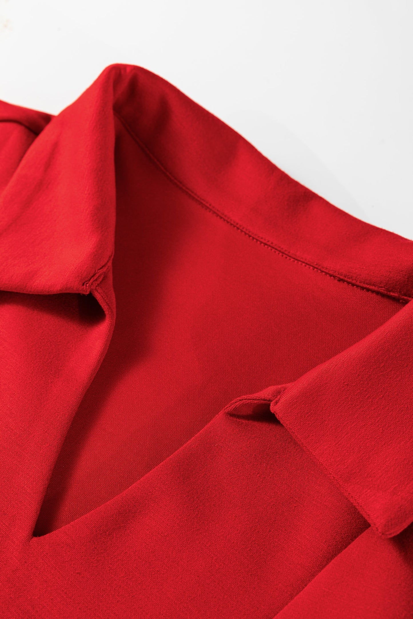 Conjunto de 2 piezas: polo rojo fuego con cuello en V, manga 3/4 y pantalón campana con cordón