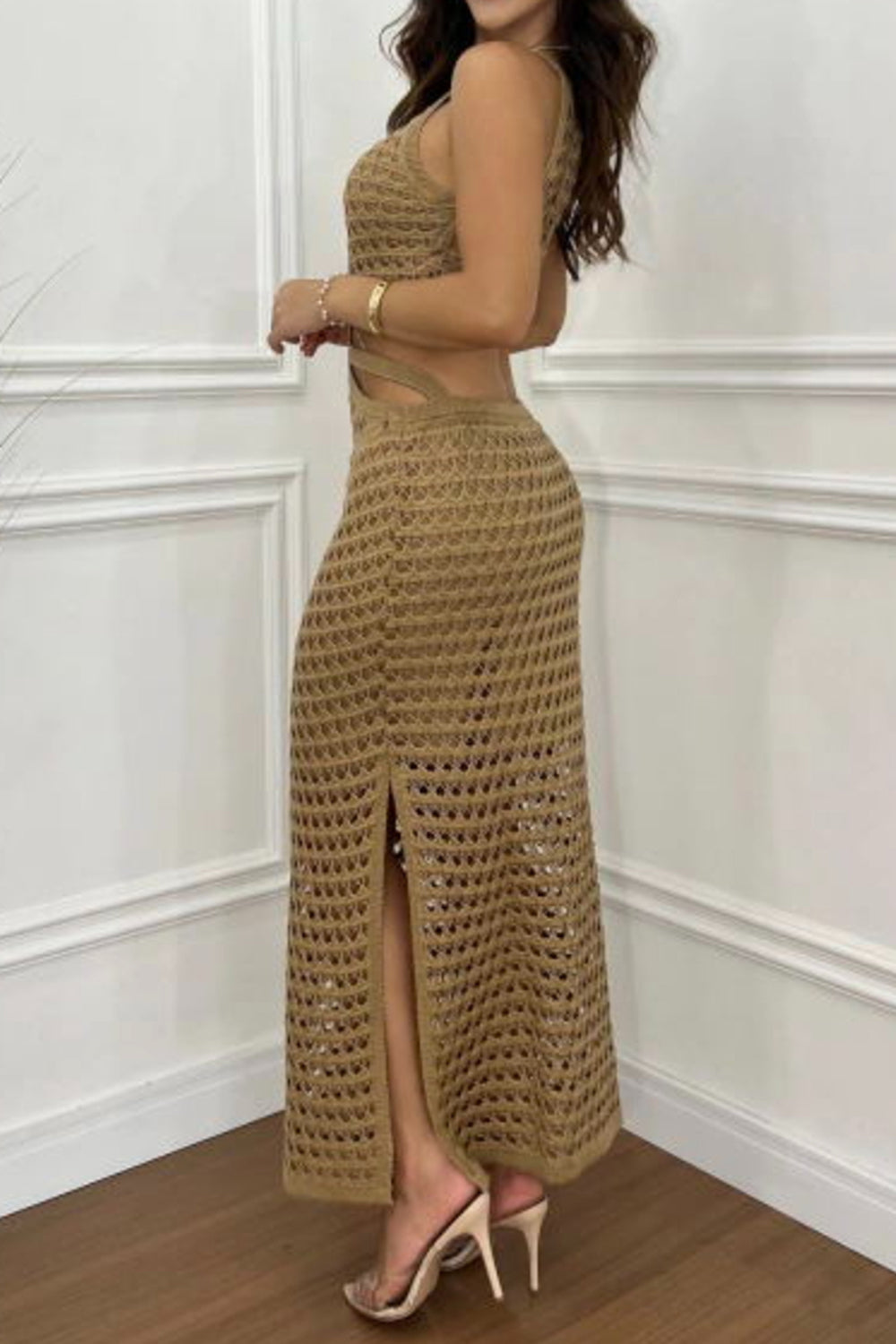 Vestido de punto con cuello redondo, aberturas y corte sin hombros