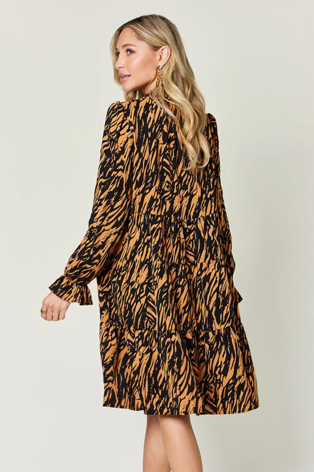Vestido de manga larga Double Take con bajo con volantes estampado de talla completa