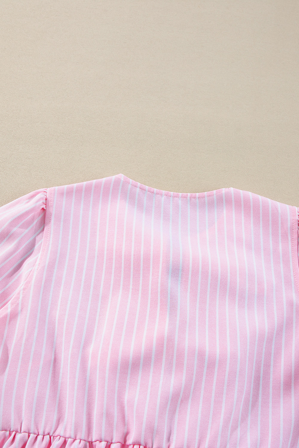 Blusa de cuello redondo a rayas con lazo