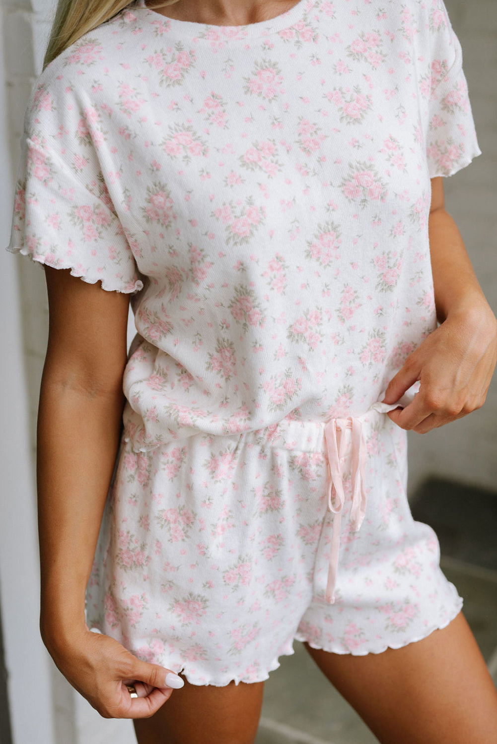 Conjunto de pijama de camiseta con ribete de lechuga y pantalones cortos con estampado floral rosa