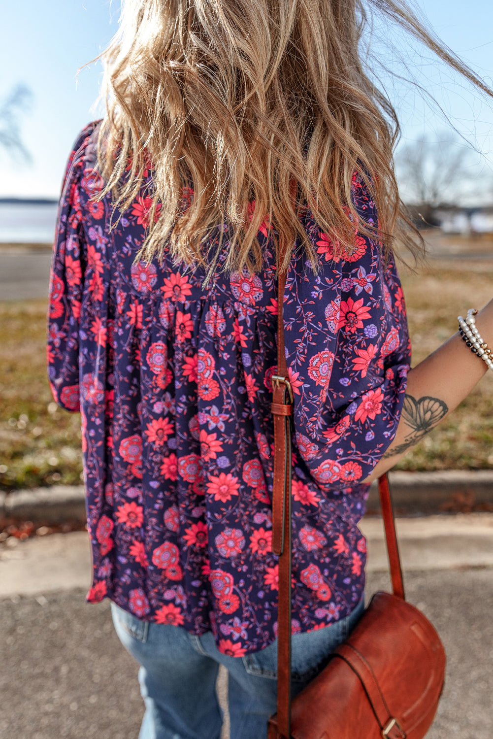 Blusa de manga corta con cuello dividido y estampado floral morado
