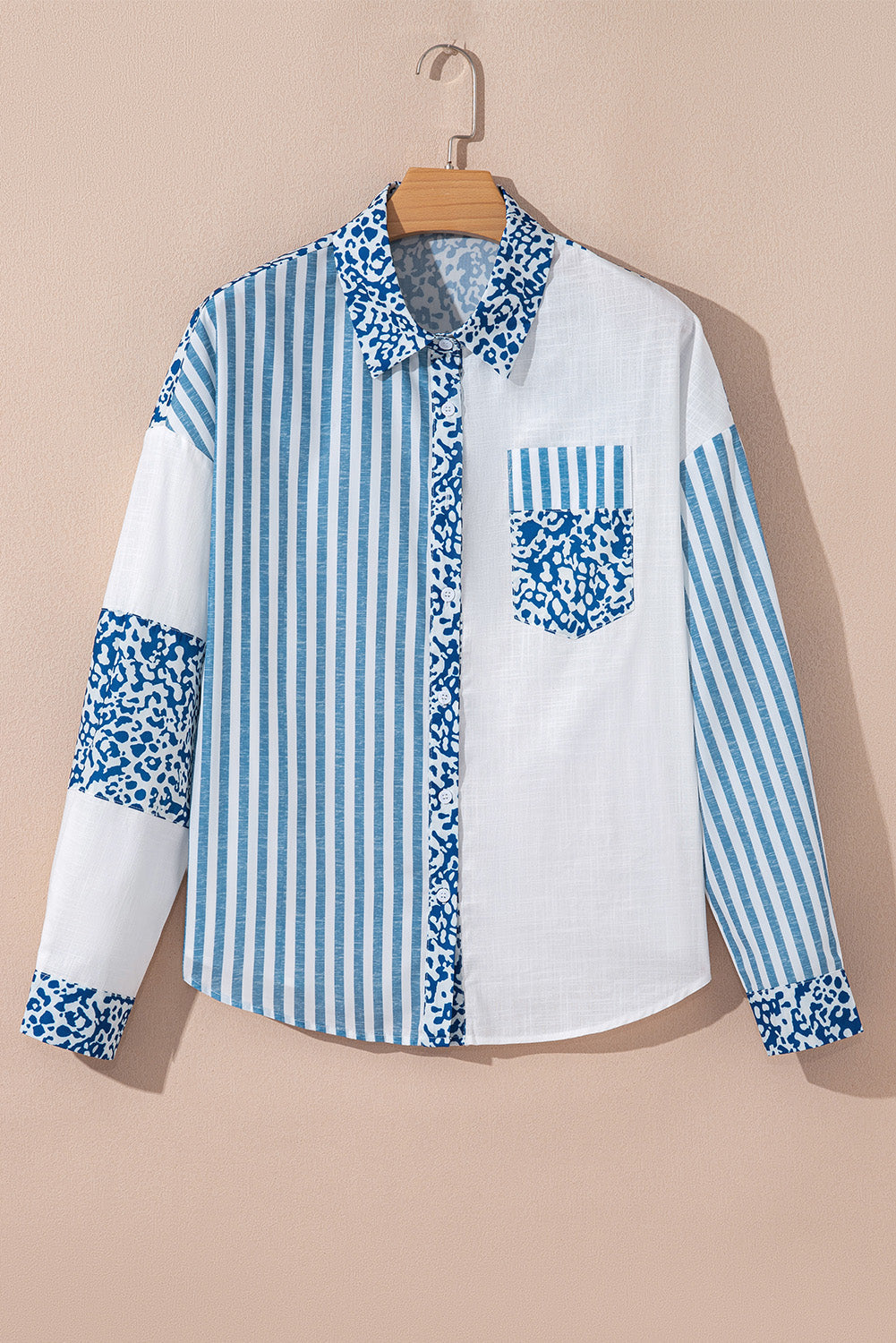 Camisa de botones con estampado de leopardo rosa a rayas y retazos