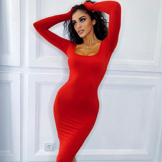 Vestido de tubo ajustado con cuello cuadrado, manga larga y color liso, que ciñe la cintura.