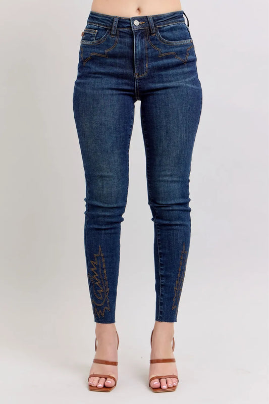 Judy Blue Full Size Vaqueros ajustados bordados de tiro alto Talla Grande