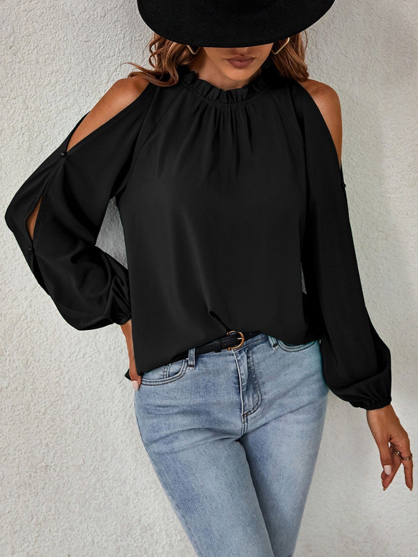 Blusa con volantes en el cuello y hombros descubiertos
