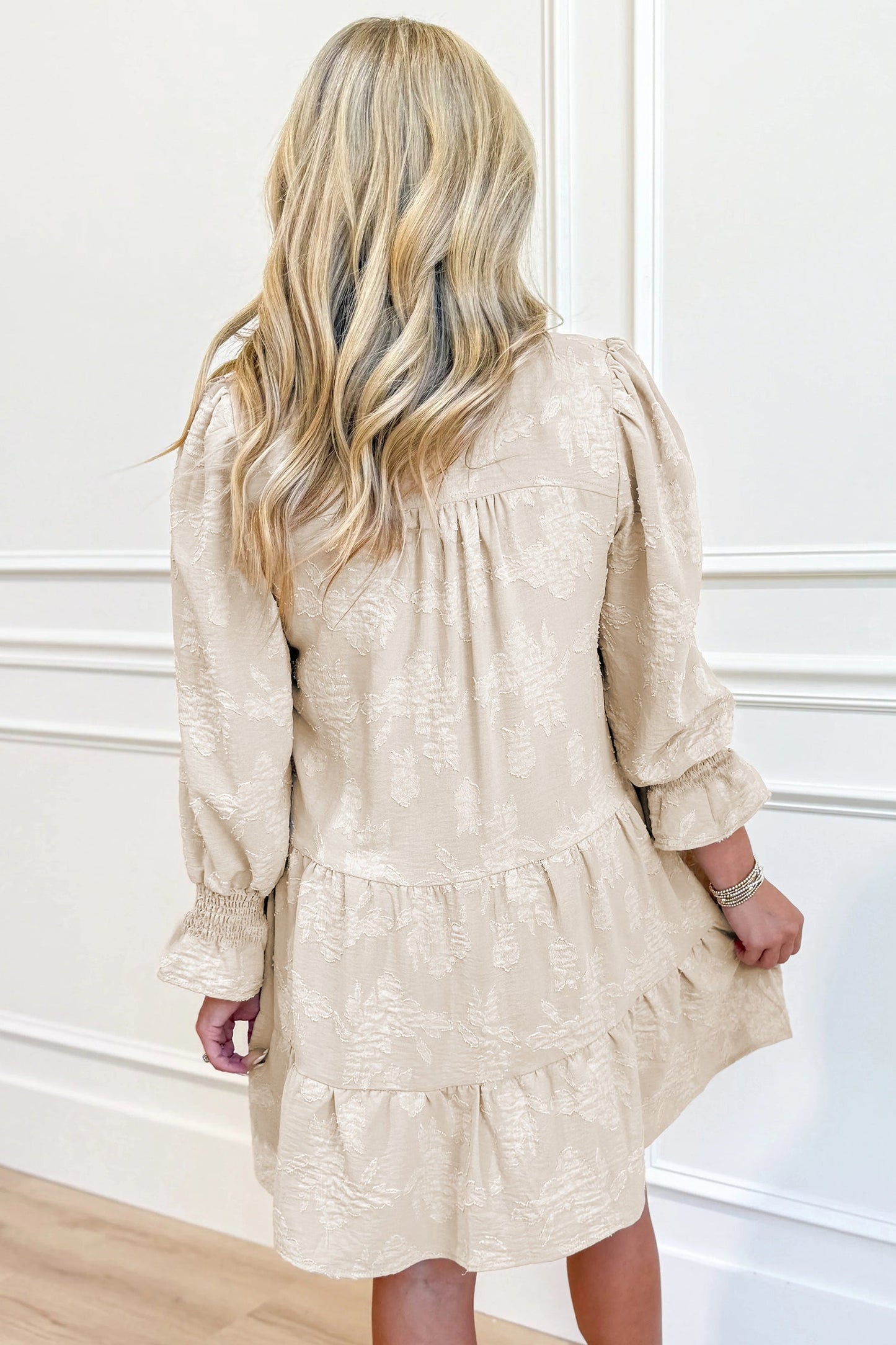 Minivestido escalonado de jacquard con cuello con muescas y manga larga color pergamino