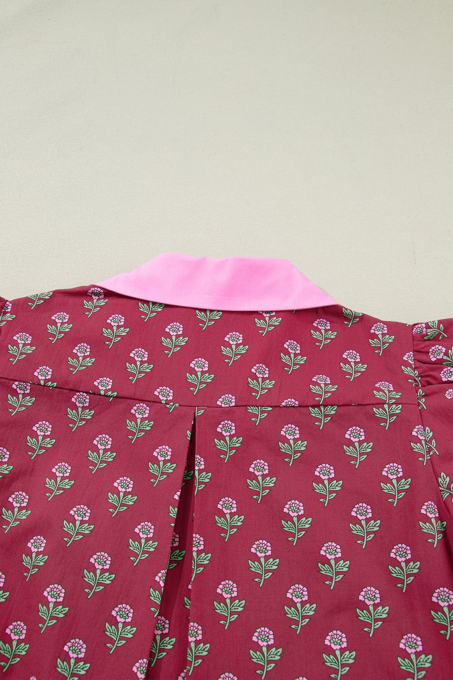 Blusa Roja con Cuello en Contraste Escote en V Ribete de Ricrac Manga Corta Abullonada Estampado Floral