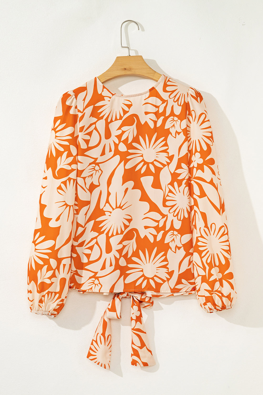 Blusa naranja de manga larga con estampado floral, nudo y espalda abierta
