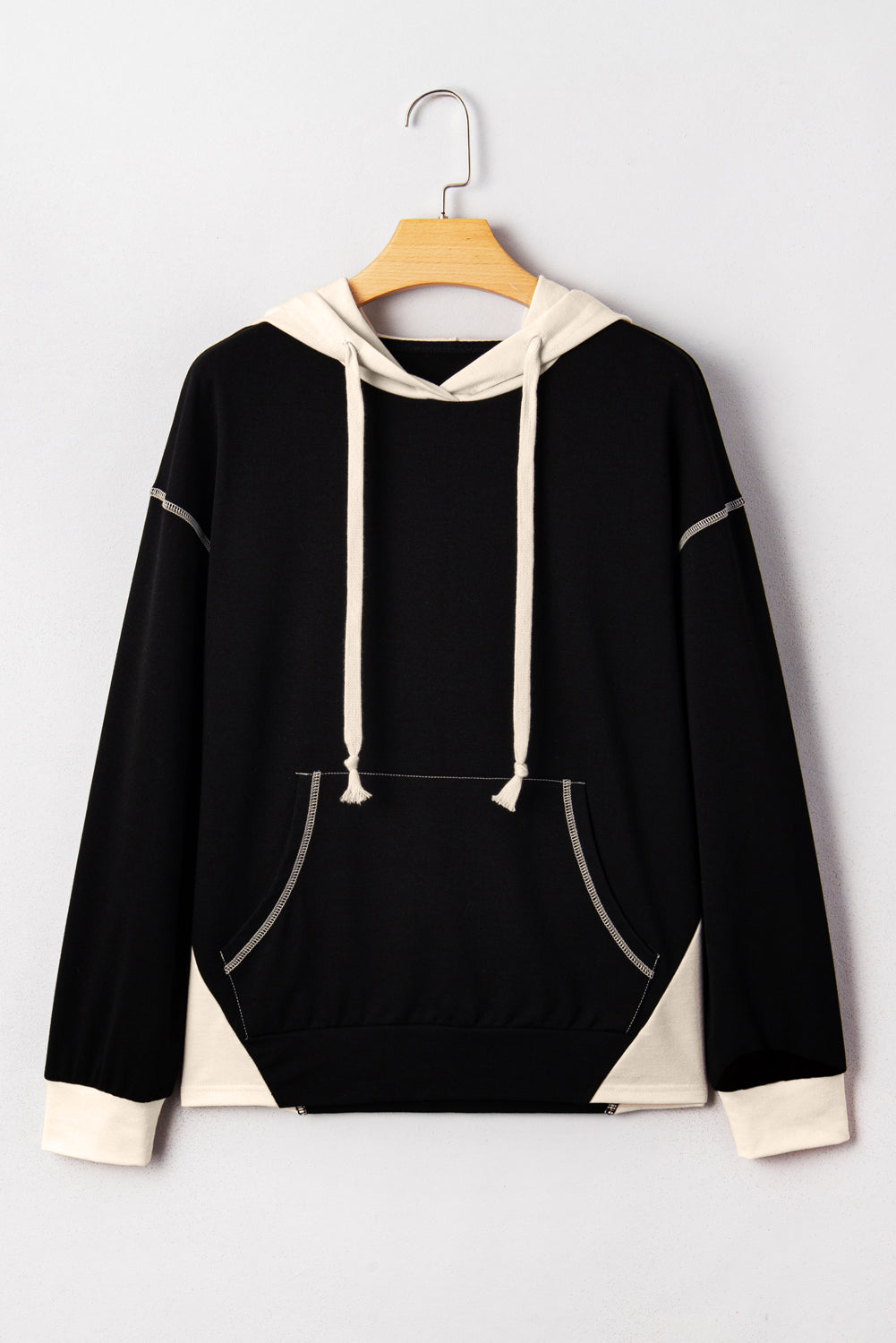 Sudadera con capucha y bolsillo canguro con ribete en contraste negro