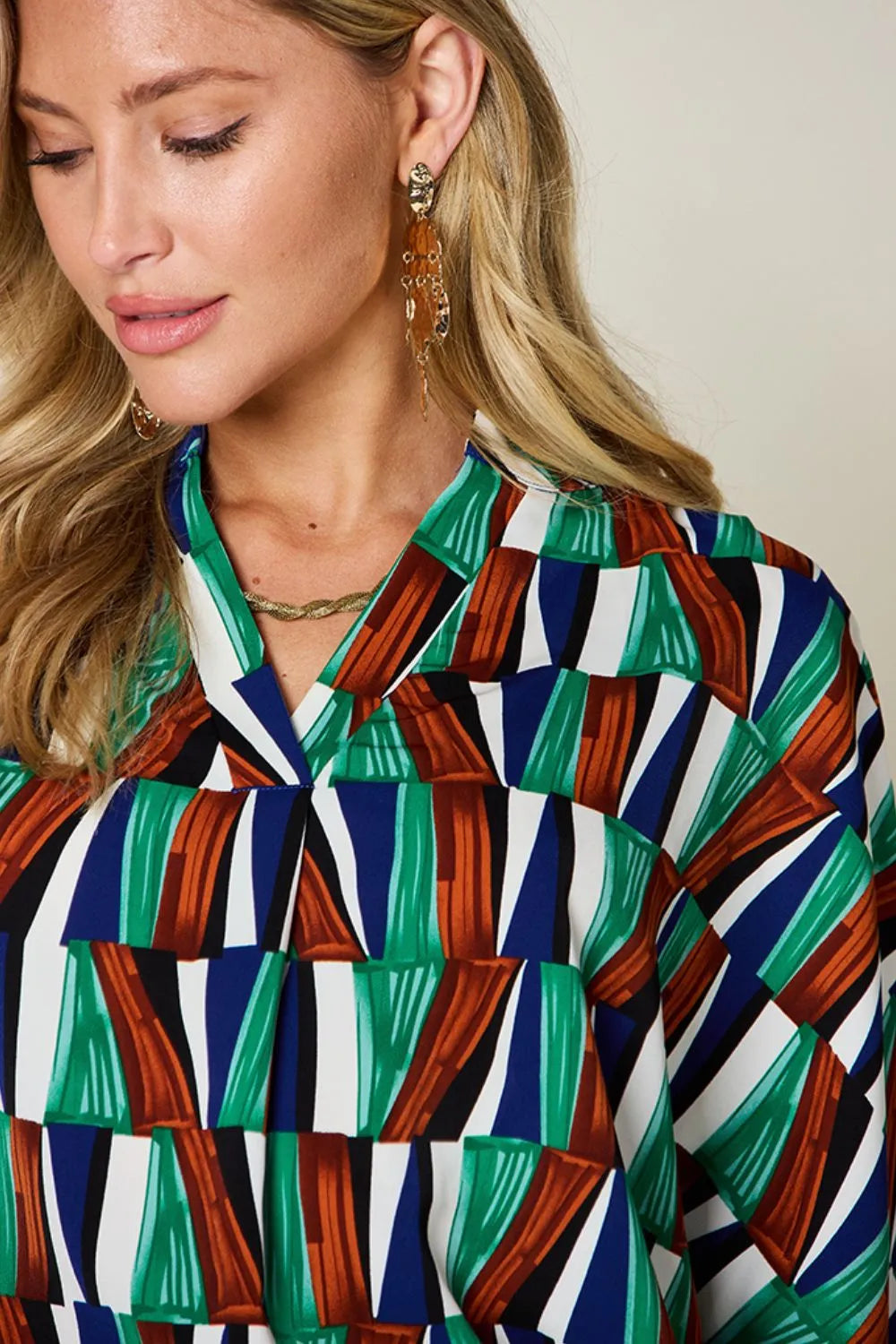 Top de manga dolman con muescas y estampado geométrico "Double Take" de talla grande