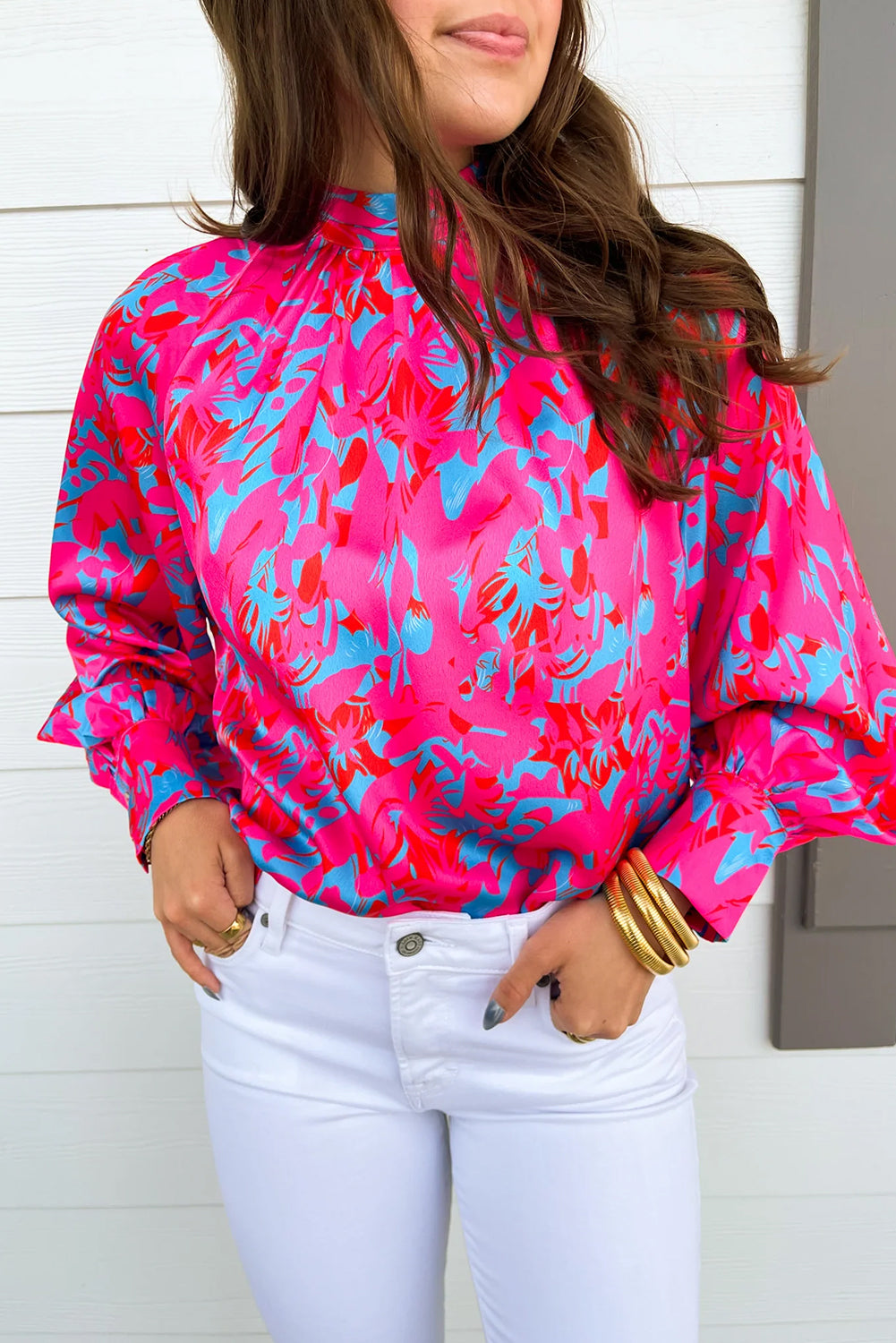 Blusa morada con estampado, mangas abullonadas y cuello alto