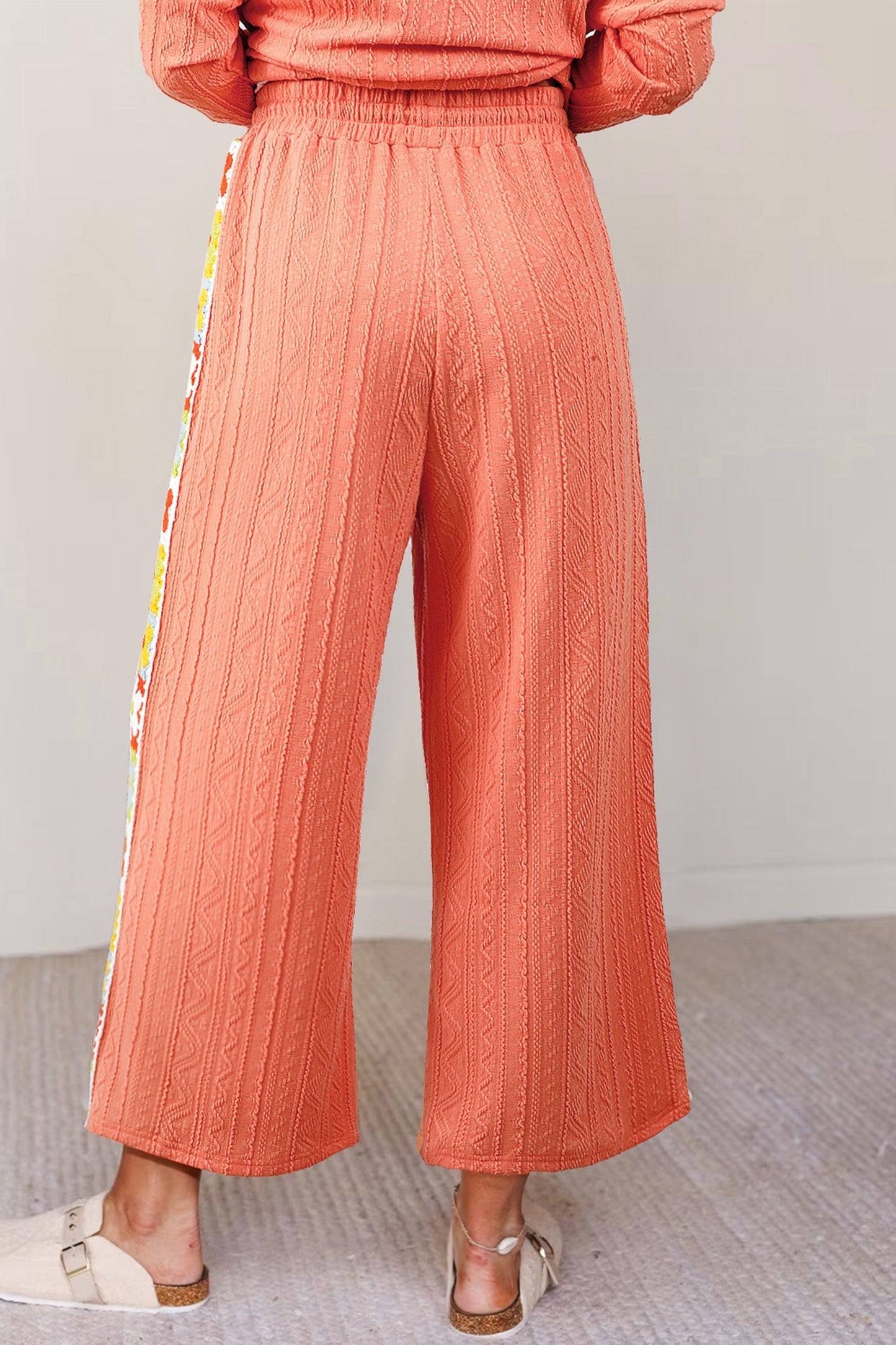 Conjunto de pantalón texturizado con escote en V y detalle floral tejido a ganchillo, color pomelo anaranjado