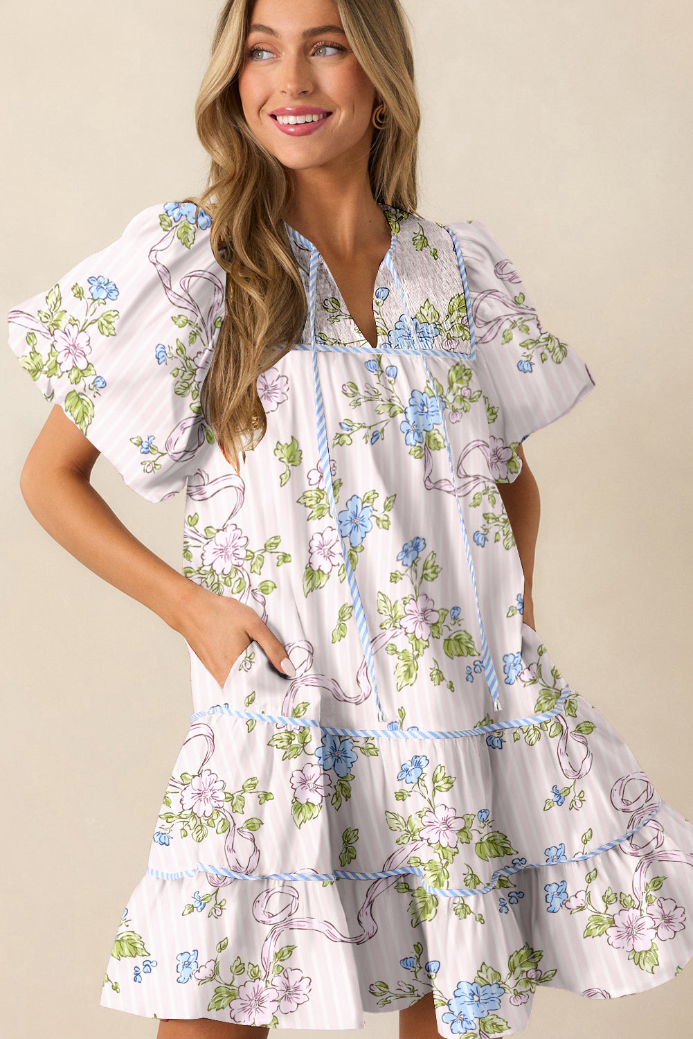 Minivestido con estampado floral a rayas rosado con ribete en contraste y cuello con aberturas y lazo