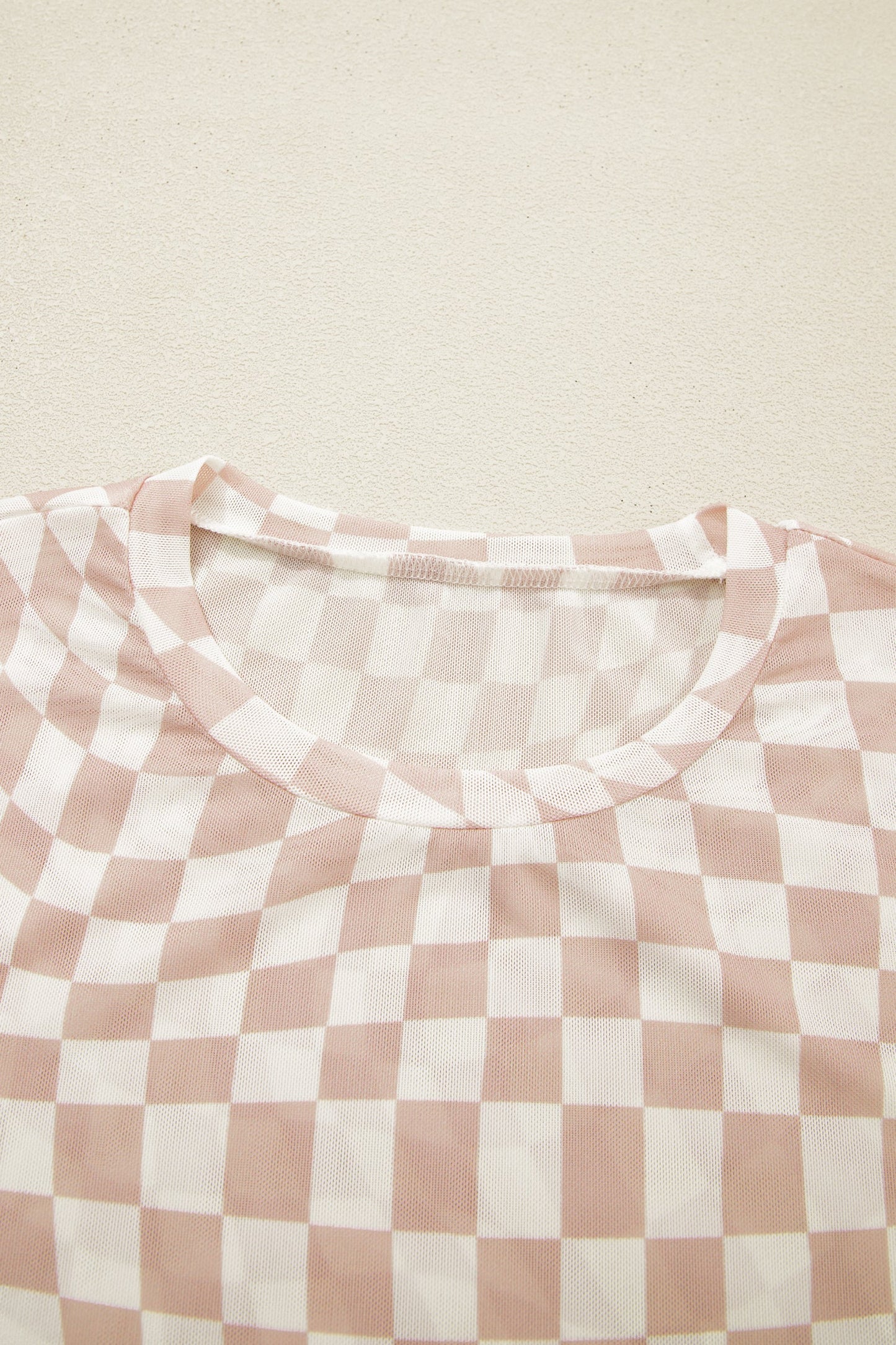 Camiseta de malla de cuello simulado con estampado a cuadros caqui