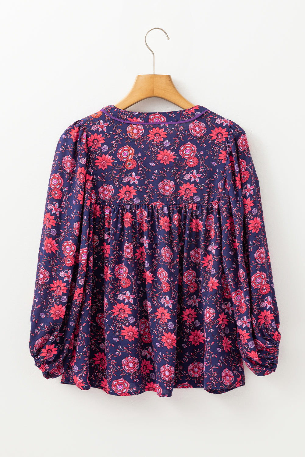 Blusa de manga corta con cuello dividido y estampado floral morado