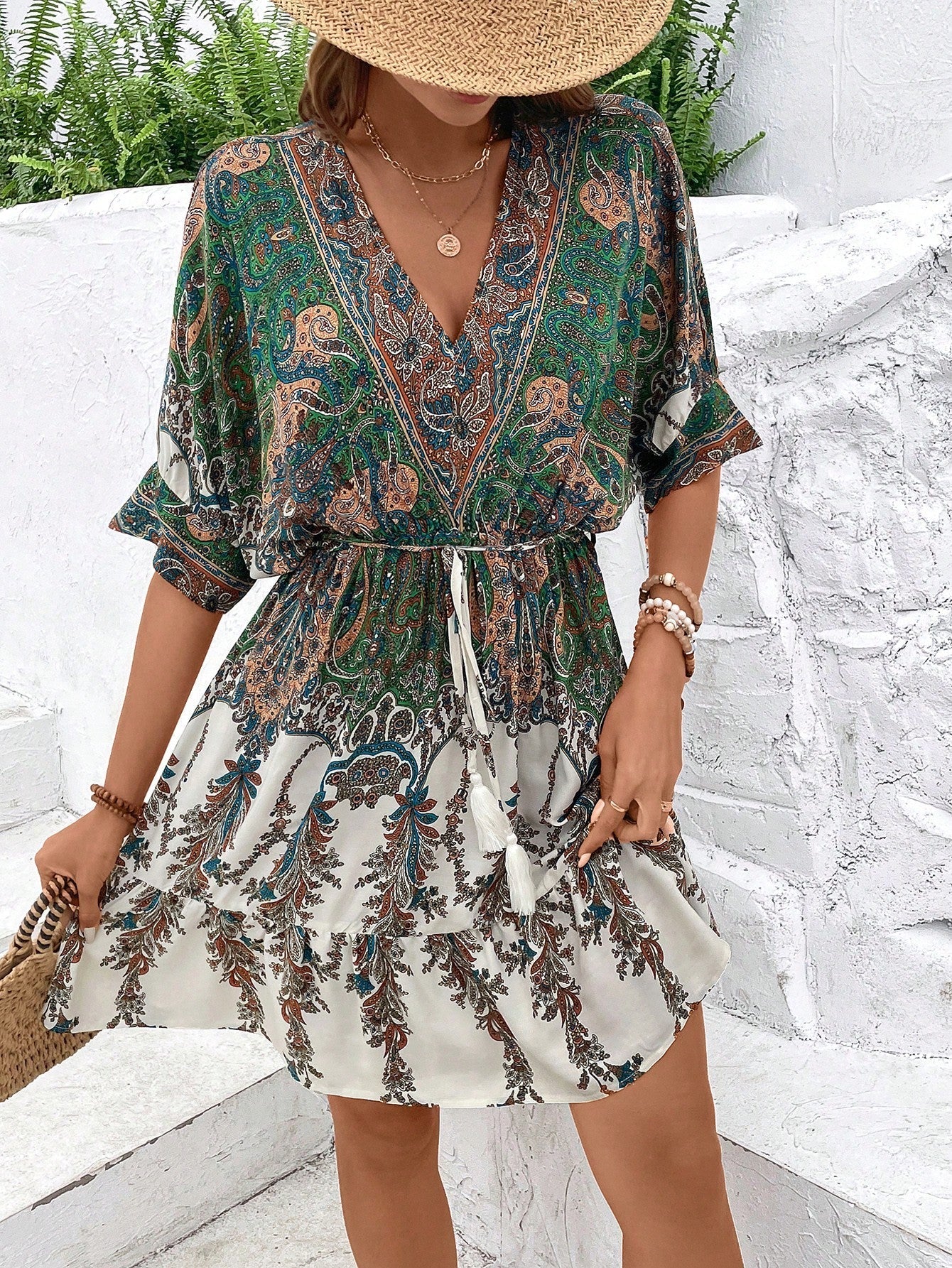 Vestido con estampado de Paisley, manga murciélago, borlas en el frente y bajo con volantes