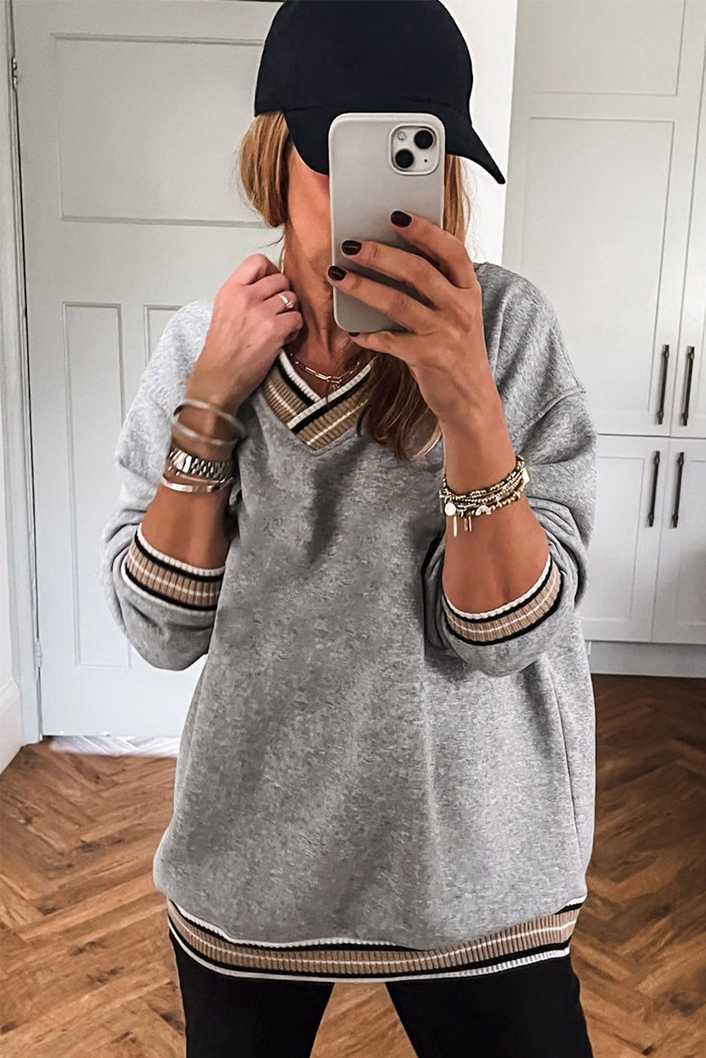 Sudadera gris con cuello en V y ribete de contraste de estilo universitario