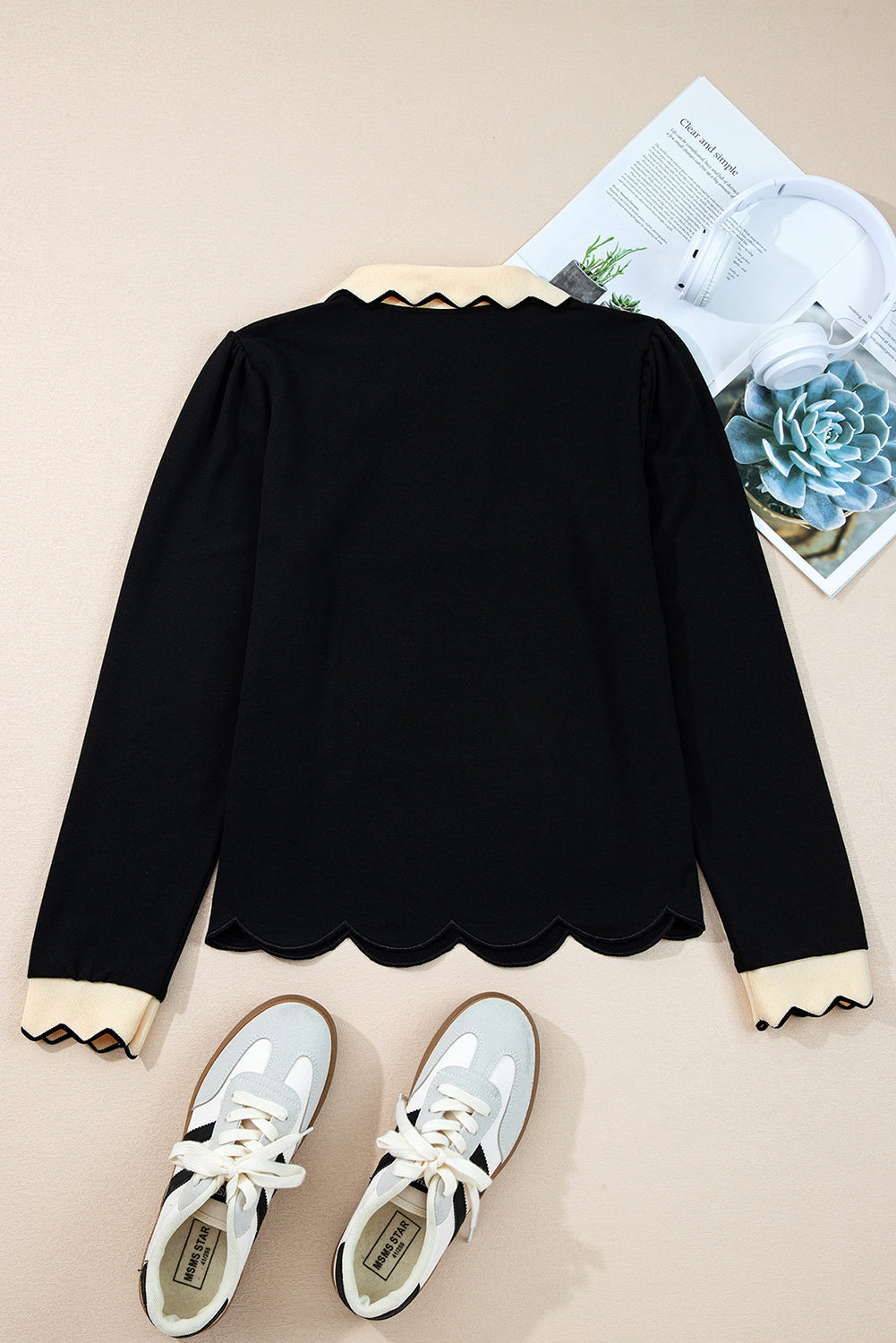Top de manga larga con cuello, bloques de color y ribete festoneado negro