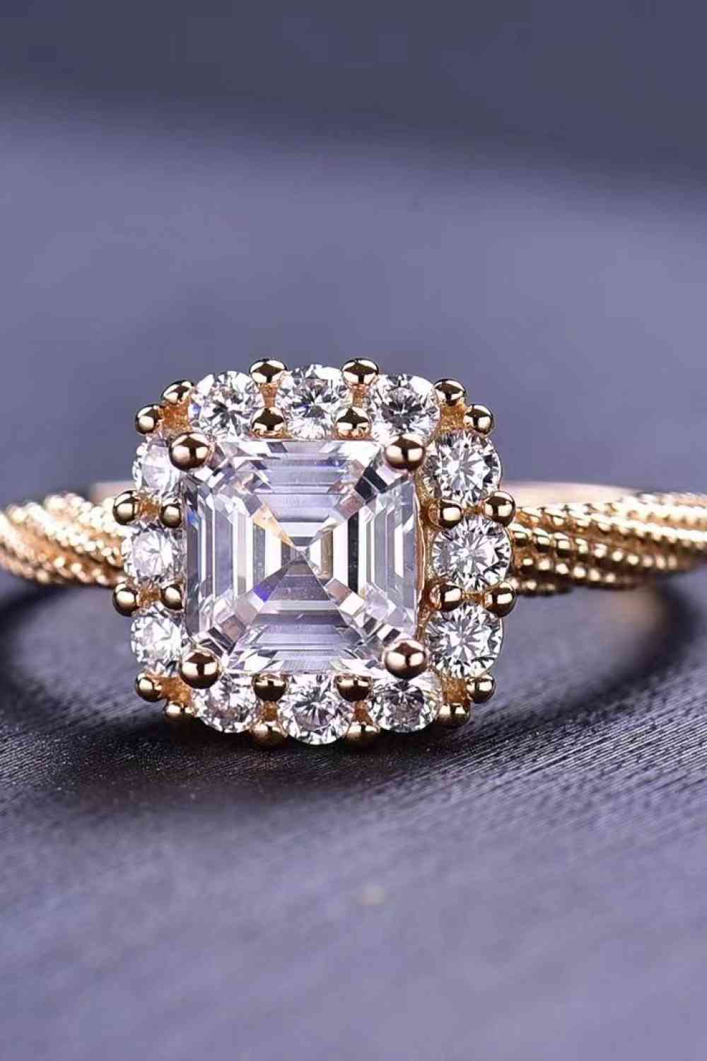 Anillo retorcido con moissanita de 1 quilate ElegantGem – Diseño minimalista en oro rosa de 18 quilates Ver tabla de tallas en "más detalles"
