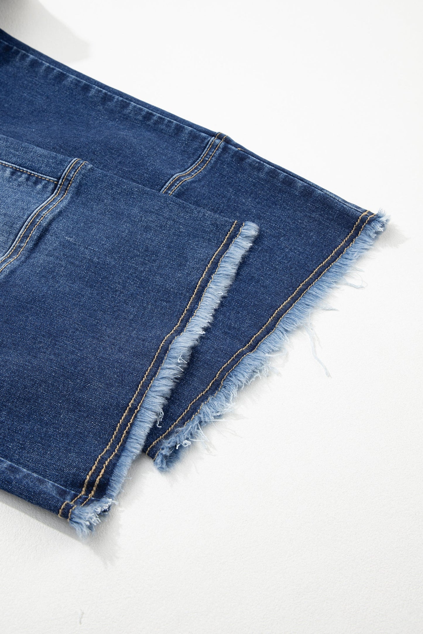Pantalones vaqueros de pierna ancha con cordón azul de Prusia, detalle de costura y dobladillo sin rematar