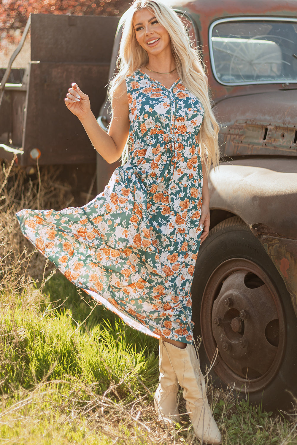 Vestido largo de fiesta sin mangas con cuello de pico, ajuste en la cintura con lazo y estampado floral verde