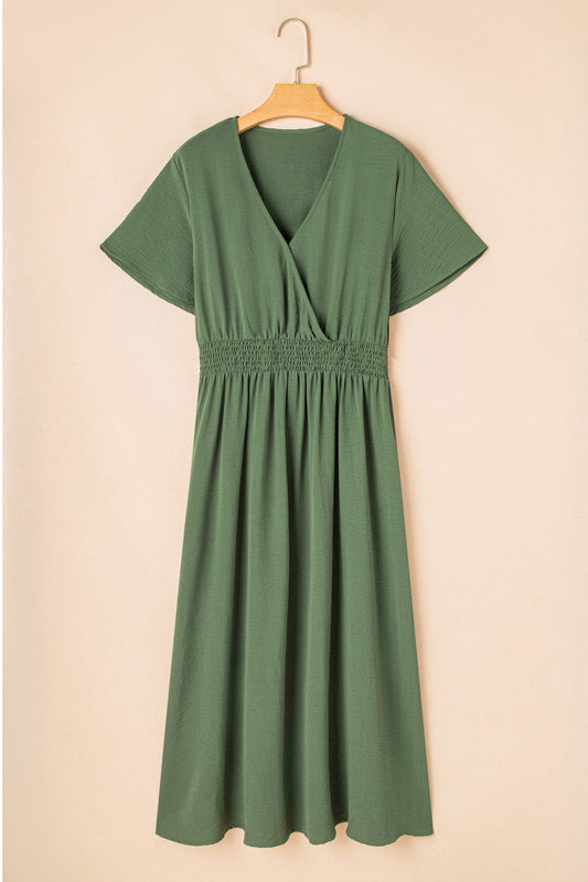 Vestido largo de talla grande con escote cruzado, cintura fruncida y trébol de cuatro hojas