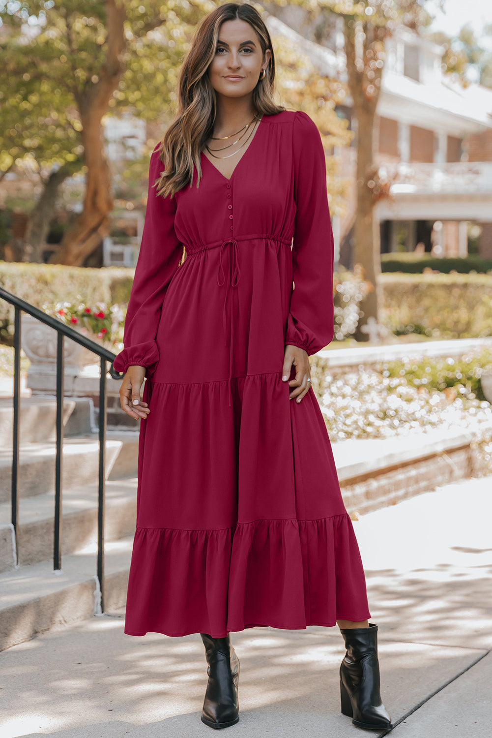Vestido maxi escalonado con cuello en V y botones de manga larga, liso, verde negruzco