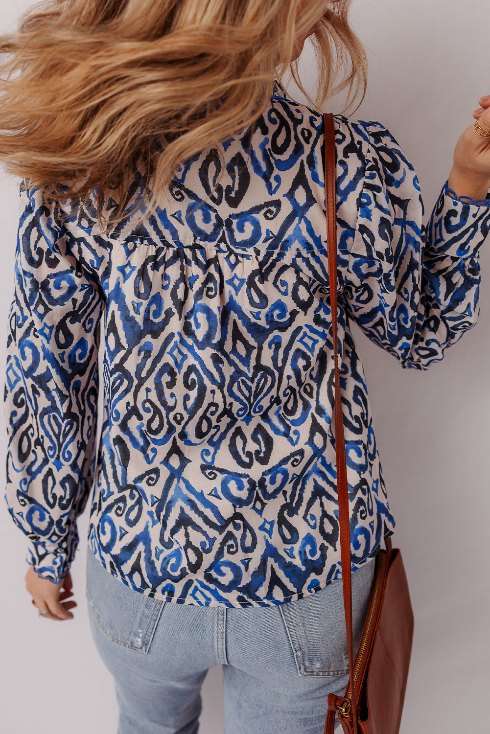 Camisa de manga larga bordada con cuello en V y estampado bohemio azul
