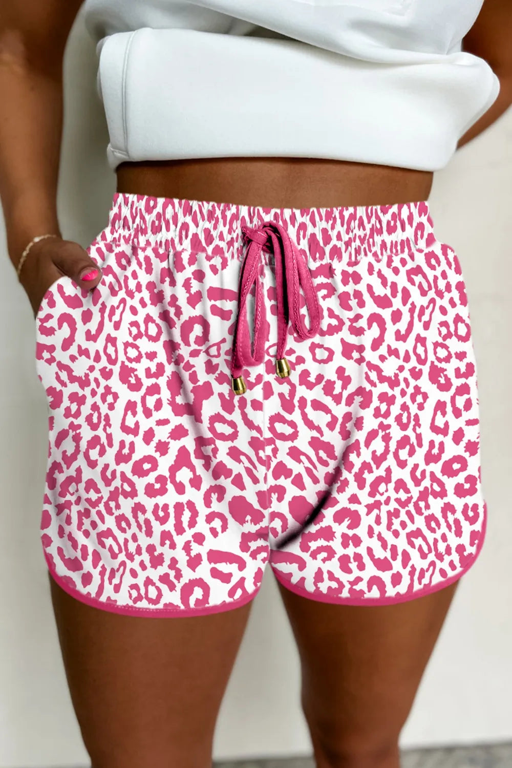Pantalones Cortos con Cordón Estampado de Leopardo – Ajuste Cómodo y con Estilo Vea la tabla de tallas en “más detalles”