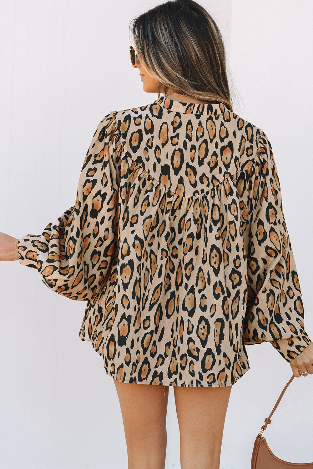 Camisa casual de manga globo con estampado de leopardo de gran tamaño en color beige francés claro