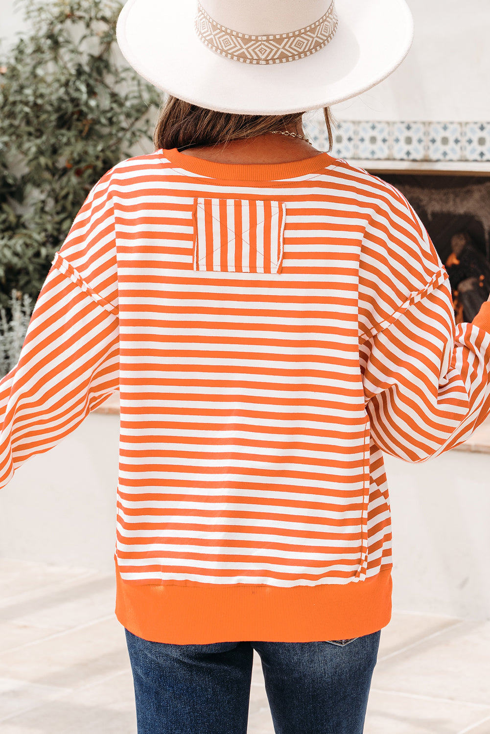 Top tipo jersey casual de hombros caídos con costuras expuestas a rayas naranjas