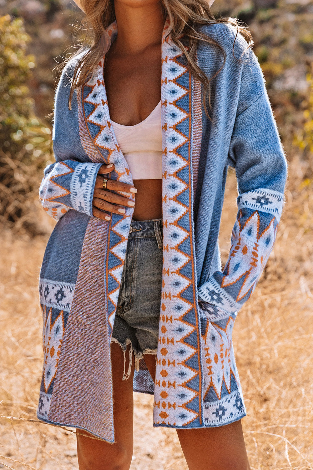 Cárdigan de punto azul con estampado azteca y frente abierto