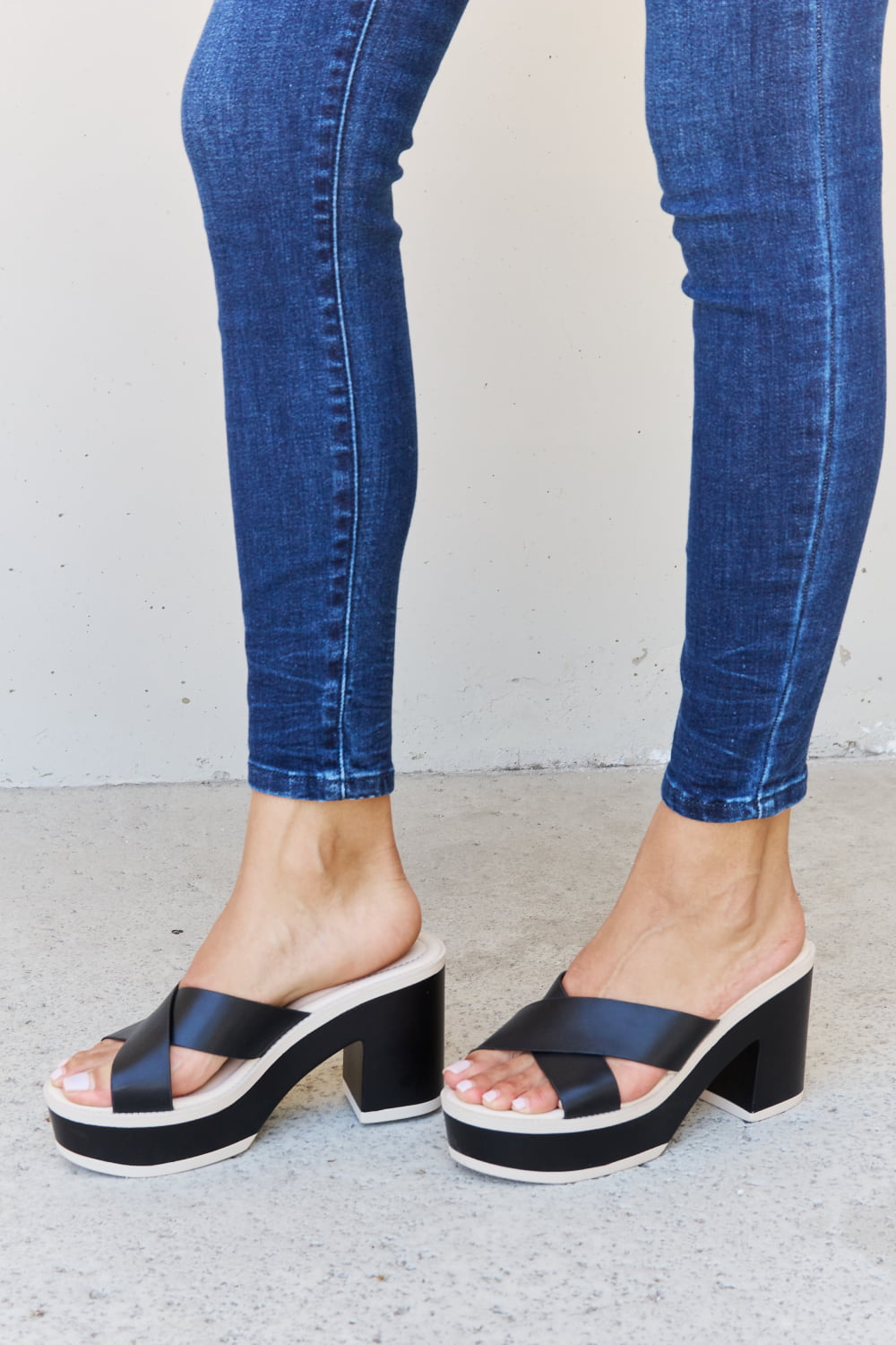 Sandalias de plataforma con contraste Weeboo Cherish The Moments en negro