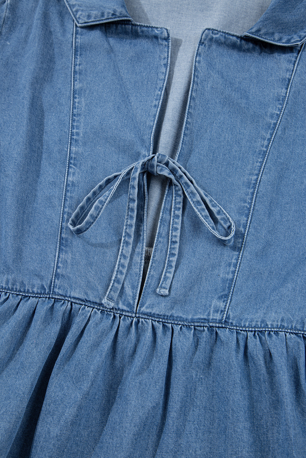 Top péplum atado con manga globo, cuello solapa y denim azul anochecer