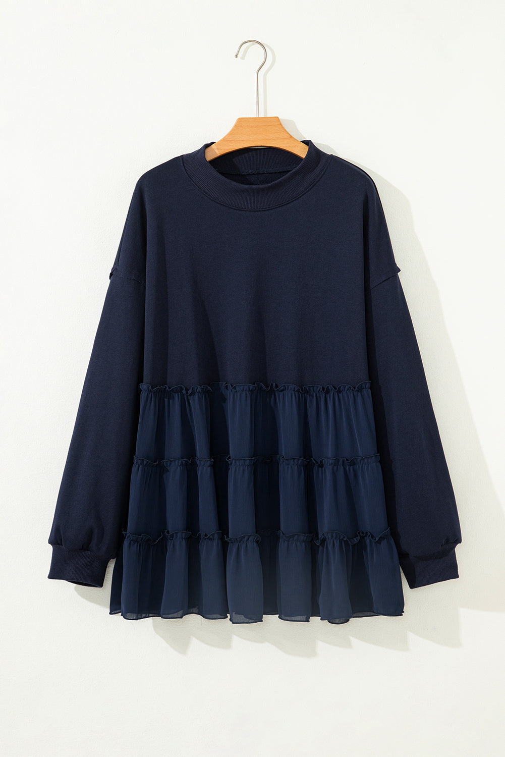 Top de talla grande azul marino con cuello redondo acanalado y volantes escalonados