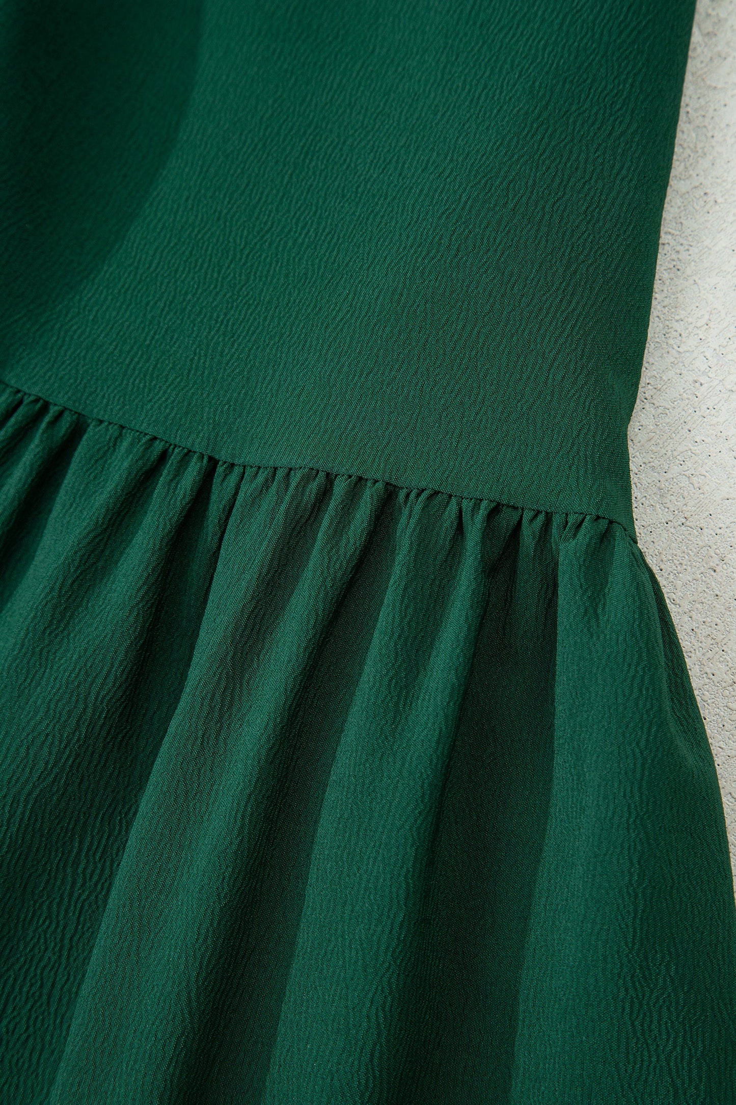 Vestido maxi escalonado con cuello en V y botones de manga larga, liso, verde negruzco